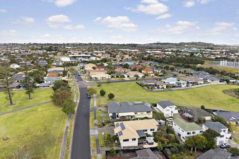 Photo of property in 24 Corta Bella Place, Golflands, Auckland, 2013