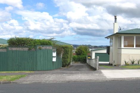 Photo of property in 37 Luckens Road, West Harbour, Auckland, 0618