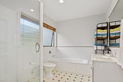 Photo of property in 13a Horotutu Road, Greenlane, Auckland, 1061