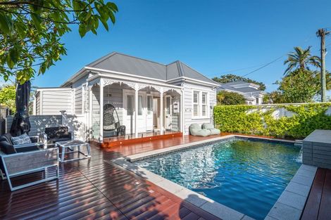 Photo of property in 67 Queen Street, Northcote Point, Auckland, 0627