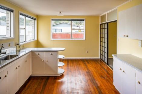 Photo of property in 4 Helvetia Grove, Naenae, Lower Hutt, 5011