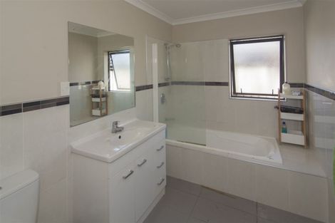 Photo of property in 2b Waikaukau Road, Glen Eden, Auckland, 0602