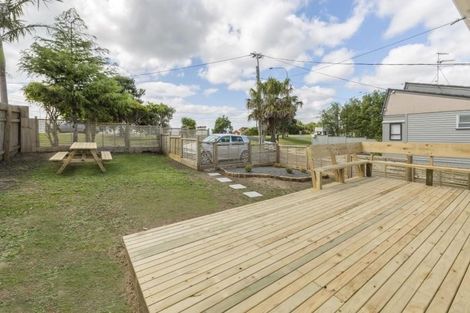 Photo of property in 1/862 East Coast Road, Northcross, Auckland, 0630