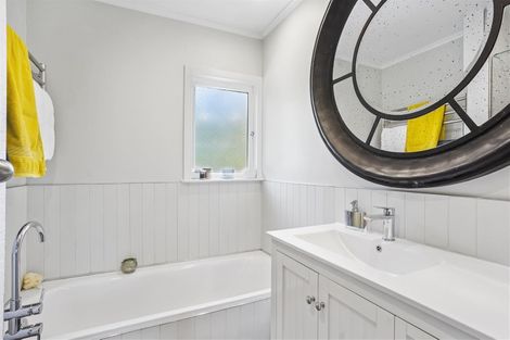 Photo of property in 40 Tiri Tiri Road, Birkdale, Auckland, 0626