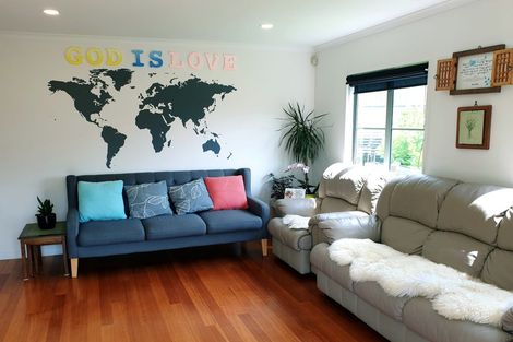 Photo of property in 15 Cayman Place, Unsworth Heights, Auckland, 0632