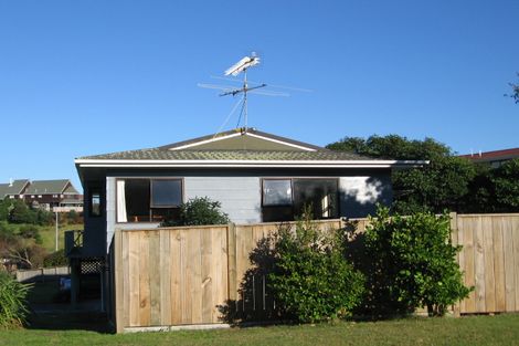 Photo of property in 9 Frimley Terrace, Waikanae Beach, Waikanae, 5036