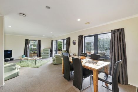 Photo of property in 18 Robert Grove, Paraparaumu, 5032