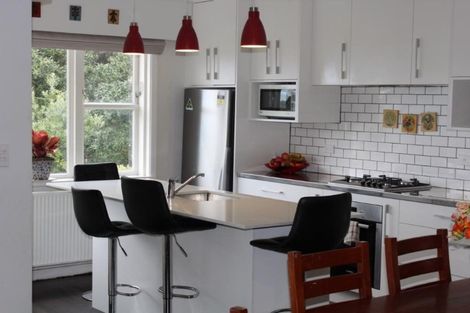 Photo of property in 18 Cave Road, Houghton Bay, Wellington, 6023