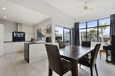 Photo of property in 18 Javelin Place, West Harbour, Auckland, 0618