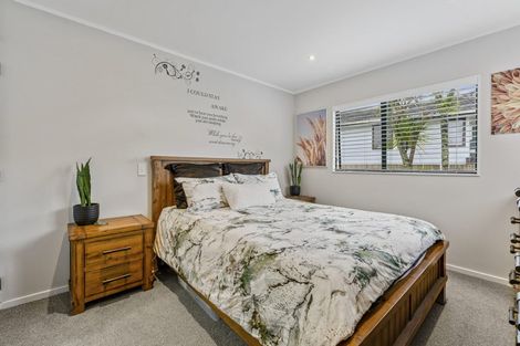 Photo of property in 2/22 Merton Avenue, Glenfield, Auckland, 0627