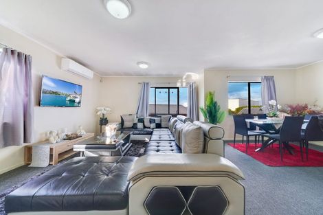 Photo of property in 1/6 Eulogy Place, Randwick Park, Auckland, 2105