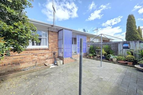 Photo of property in 2/28 West Coast Road, Glen Eden, Auckland, 0602