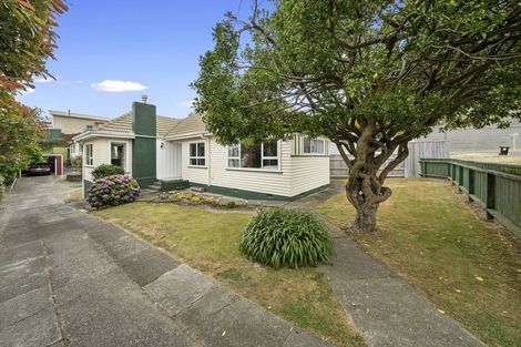 Photo of property in 25 Mexted Terrace, Tawa, Wellington, 5028