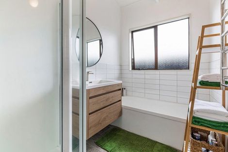 Photo of property in 2/9 London Street, Te Atatu Peninsula, Auckland, 0610