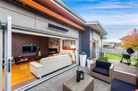 Photo of property in 16 Canyon Drive, Oteha, Auckland, 0632