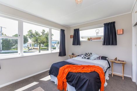 Photo of property in 32 Highbury Drive, Levin, 5510