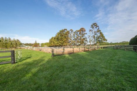 Photo of property in 102 Boord Crescent, Kumeu, 0891