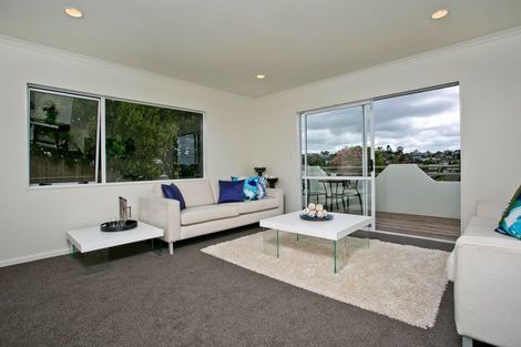 Photo of property in 3/8a Target Road, Totara Vale, Auckland, 0629