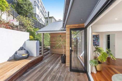 Photo of property in 10 Oriental Terrace, Mount Victoria, Wellington, 6011