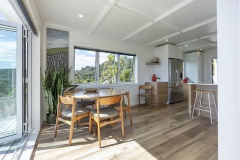 Photo of property in 15 Piha Road, Piha, New Lynn, 0772