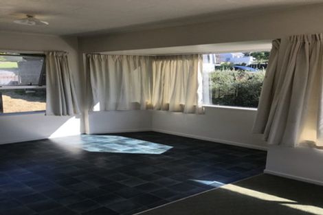 Photo of property in 1/46 John Dee Crescent, Red Beach, 0932