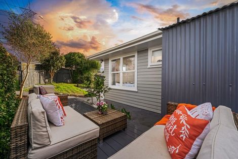 Photo of property in 2 Lowtherhurst Road, Massey, Auckland, 0614