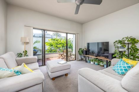 Photo of property in 8d Arotau Place, Grafton, Auckland, 1023