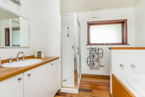 Photo of property in 22 Tai Paku Paku Road, Karaka Bays, Wellington, 6022