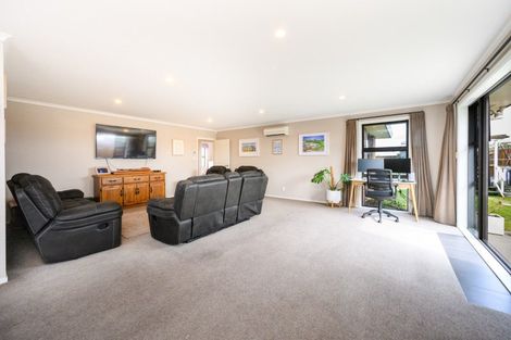 Photo of property in 7 Medallion Court, Kelvin Grove, Palmerston North, 4414