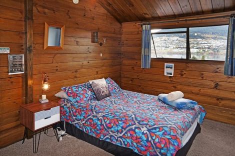 Photo of property in 77 Cedar Drive, Kelvin Heights, Queenstown, 9300