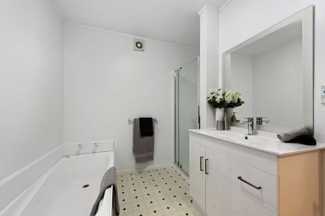 Photo of property in 72 Dowse Drive, Maungaraki, Lower Hutt, 5010