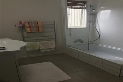 Photo of property in 6 Anchor Place, Beach Haven, Auckland, 0626