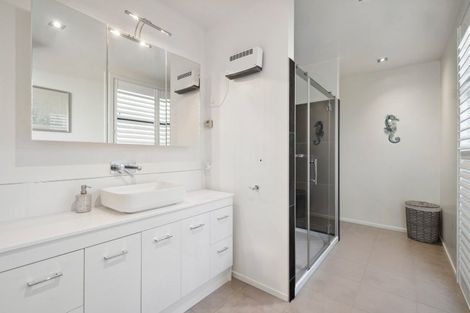 Photo of property in 9 Pukenamu Road, Rainbow Point, Taupo, 3330