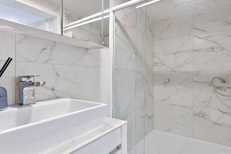 Photo of property in 2/27 Mallard Place, Unsworth Heights, Auckland, 0632