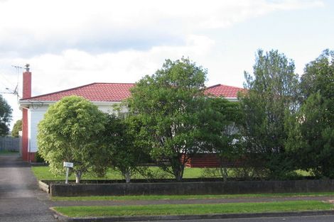 Photo of property in 32 Churchill Avenue, Manurewa, Auckland, 2102