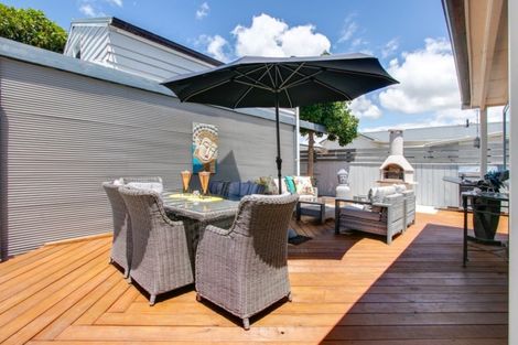 Photo of property in 11 Bowling Road, Greenmeadows, Napier, 4112