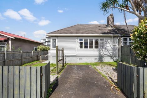 Photo of property in 30 Onewa Road, Northcote Point, Auckland, 0627