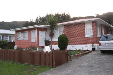 Photo of property in 28 Lees Grove, Wainuiomata, Lower Hutt, 5014