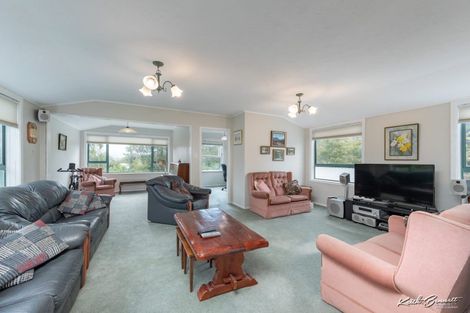 Photo of property in 46 Dowling Grove, Silverstream, Upper Hutt, 5019