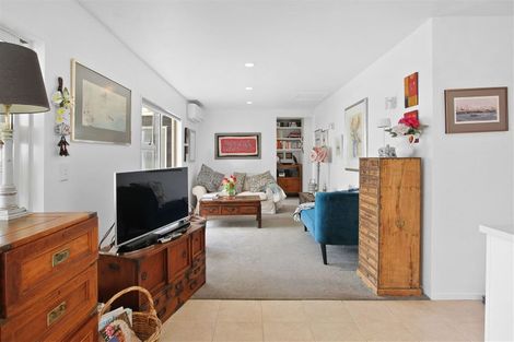 Photo of property in 28 Crispe Road, Clarks Beach, 2122