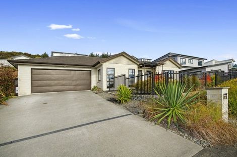 Photo of property in 13 Madeira Close, Whitby, Porirua, 5024
