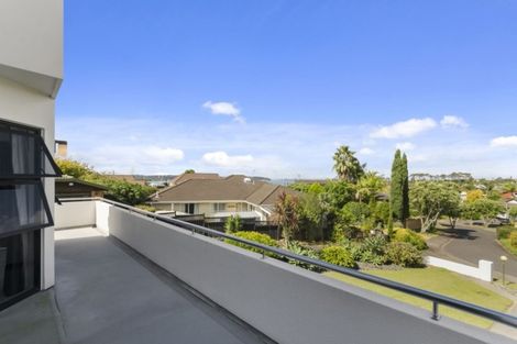 Photo of property in 18 Javelin Place, West Harbour, Auckland, 0618