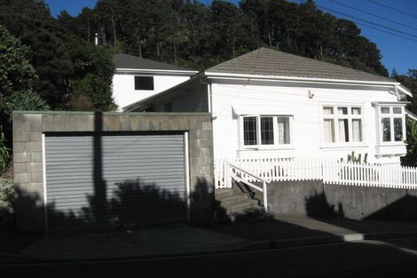 Photo of property in 28 Rona Street, Eastbourne, Lower Hutt, 5013
