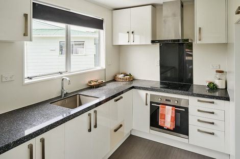 Photo of property in 30 Colchester Crescent, Newlands, Wellington, 6037