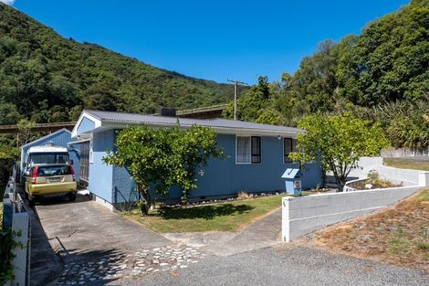 Photo of property in 76 Devon Street, Picton, 7220