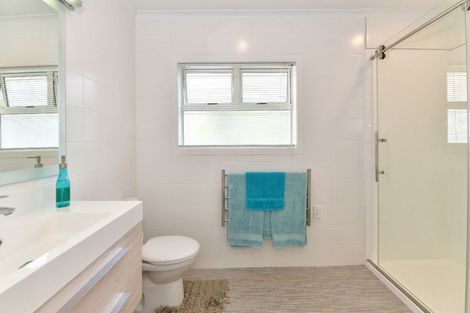 Photo of property in 26 Pohutukawa Avenue, Red Beach, 0932