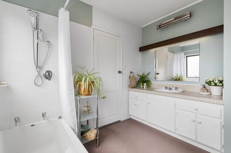 Photo of property in 2/63a Norwood Road, Bayswater, Auckland, 0622