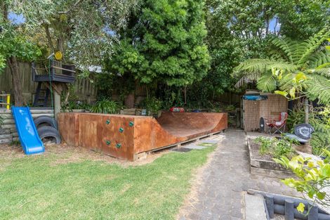 Photo of property in 15 Arde Place, Massey, Auckland, 0614
