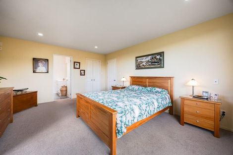 Photo of property in 30 Woodridge Avenue, Northcross, Auckland, 0630