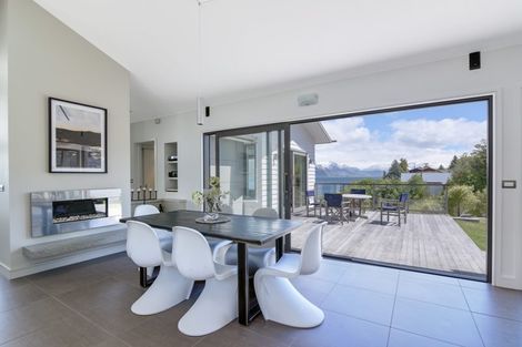 Photo of property in 62 Cedar Drive, Kelvin Heights, Queenstown, 9300